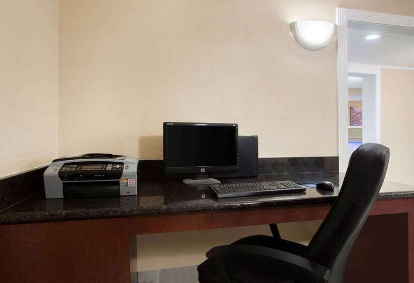 בית מלון כפרי Baymont By Wyndham Lake City