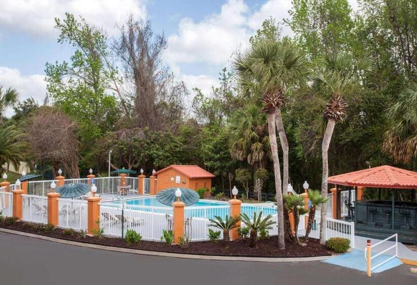 בית מלון כפרי Baymont By Wyndham Lake City