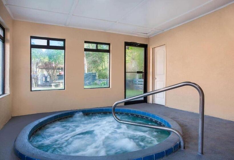 בית מלון כפרי Baymont By Wyndham Lake City