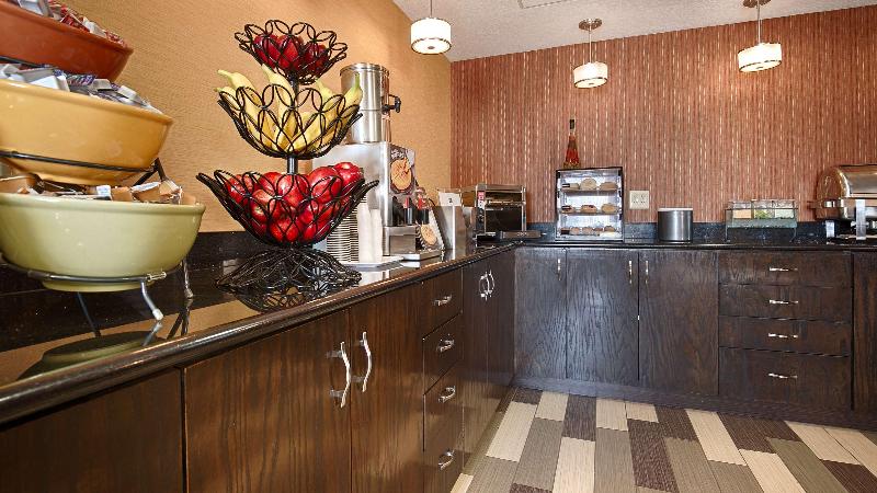 هتل Best Western Luxbury Inn Fort Wayne