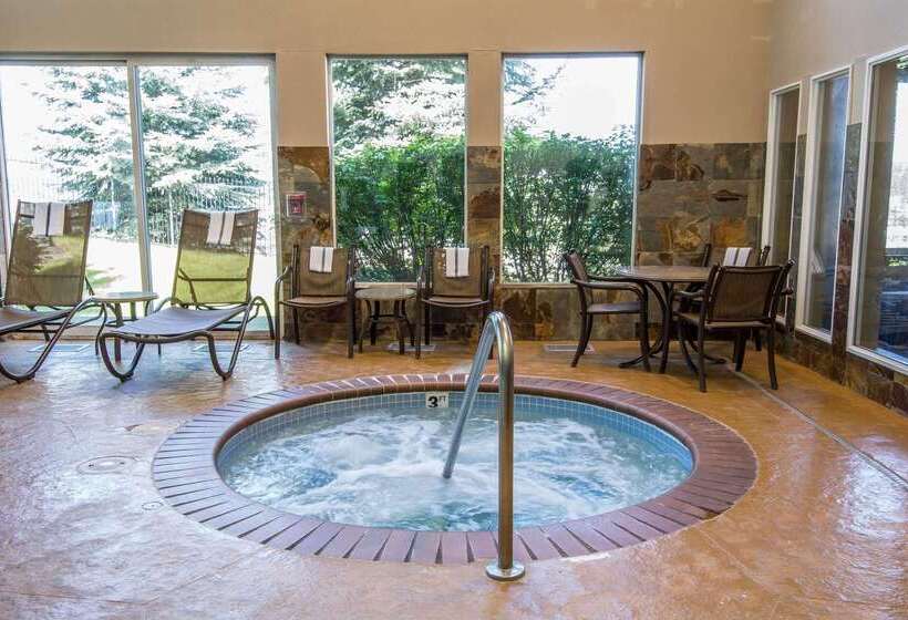 هتل Comfort Inn & Suites