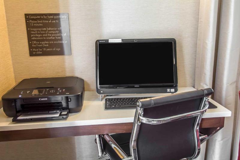 هتل Comfort Inn & Suites