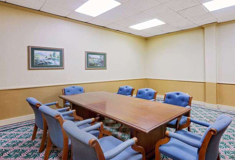 فندق Days Inn By Wyndham Bay City