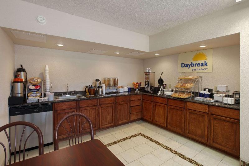 Отель Days Inn By Wyndham Salina South