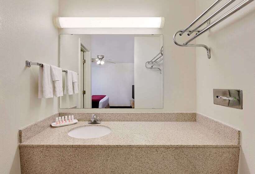 בית מלון כפרי Days Inn By Wyndham San Angelo