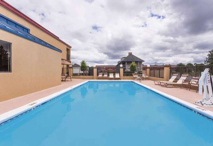 酒店 Days Inn & Suites By Wyndham Warner Robins Near Robins Afb