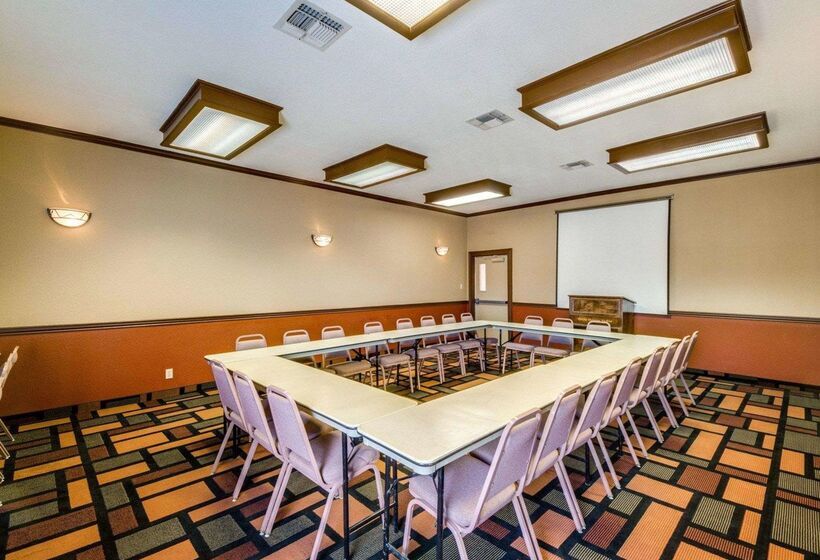 Отель Econo Lodge Inn & Suites