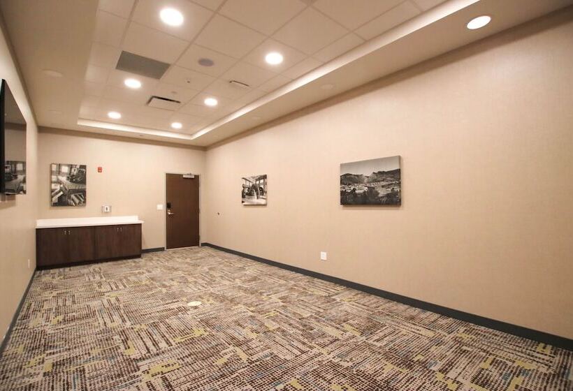 هتل Hampton Inn Lead