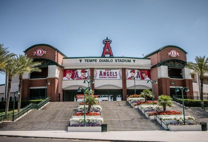 هتل Holiday Inn Express & Suites Phoenix   Tempe, An Ihg