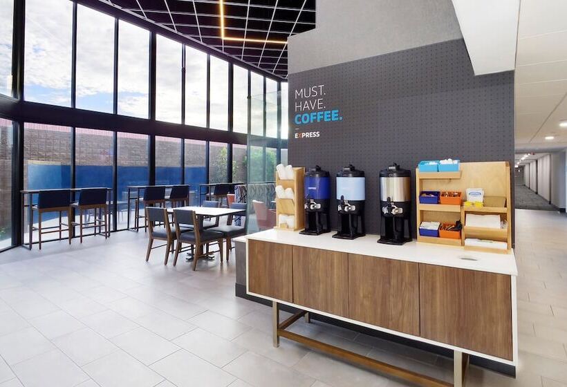 هتل Holiday Inn Express & Suites Phoenix   Tempe, An Ihg