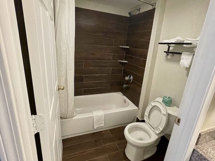 Отель Key West Inn  Roanoke