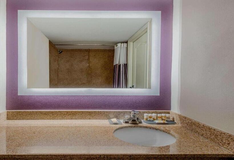 فندق La Quinta By Wyndham Lexington Park   Patuxent