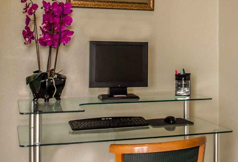 فندق Quality Inn Near Manatee Springs State Park