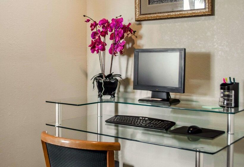 فندق Quality Inn Near Manatee Springs State Park