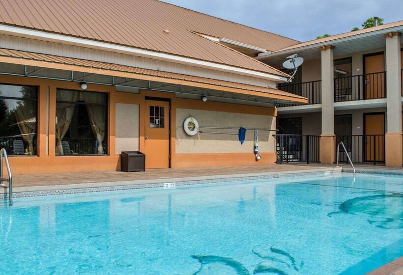 فندق Quality Inn Near Manatee Springs State Park