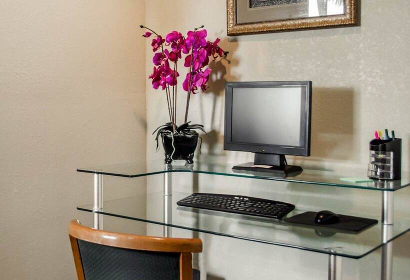 فندق Quality Inn Near Manatee Springs State Park