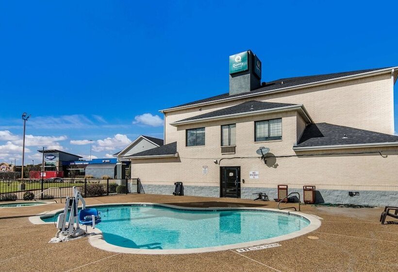 בית מלון כפרי Quality Inn & Suites