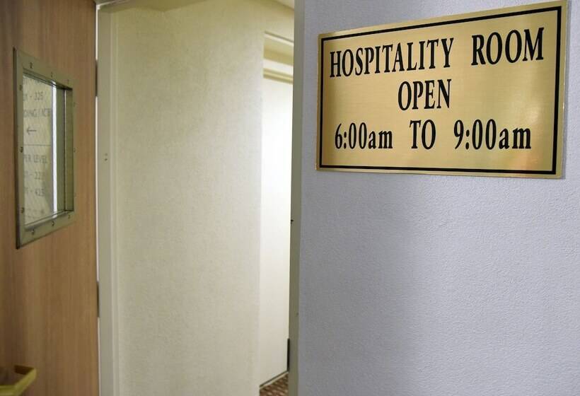 Отель Quality Inn & Suites Near I480 And I29
