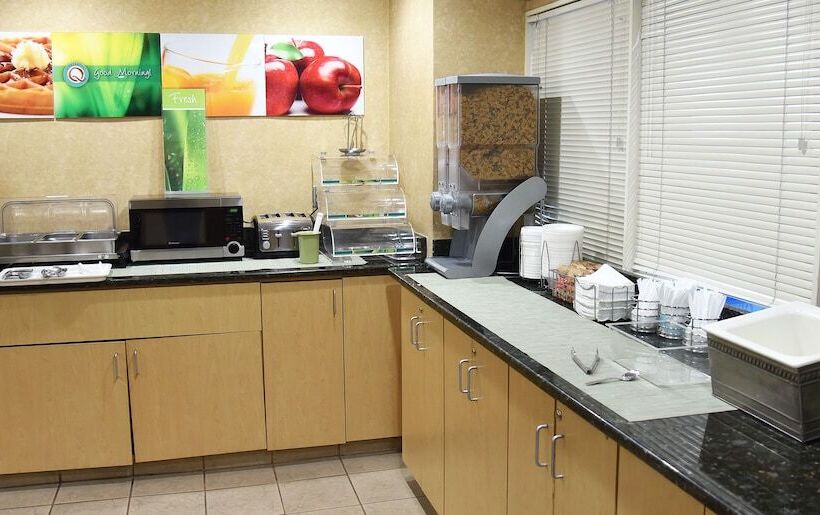 هتل Quality Inn & Suites Near I480 And I29