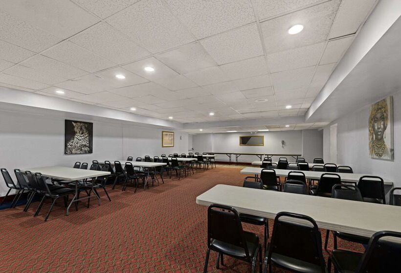 Отель Quality Inn & Suites Near I480 And I29