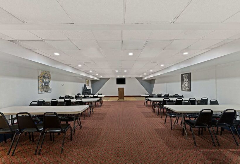 Отель Quality Inn & Suites Near I480 And I29