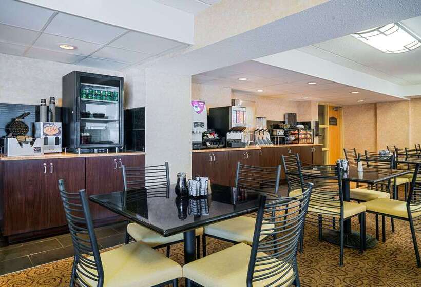 Ramada By Wyndham Plymouth Hotel & Conference Center