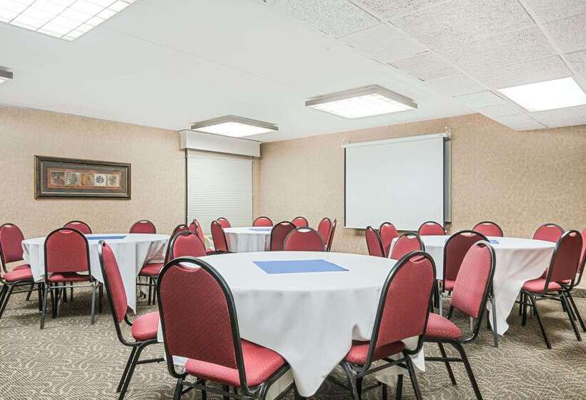 Ramada By Wyndham Plymouth Hotel & Conference Center