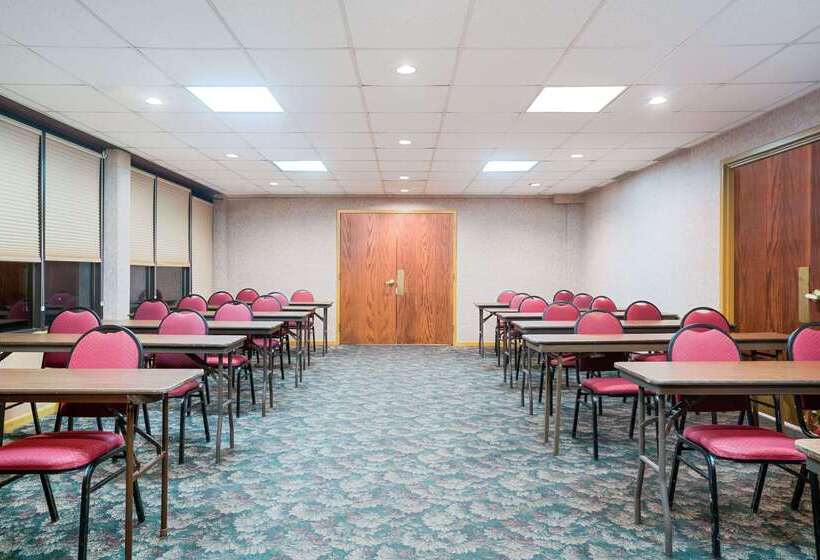 Ramada By Wyndham Plymouth Hotel & Conference Center