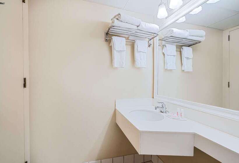 Ramada By Wyndham Plymouth Hotel & Conference Center