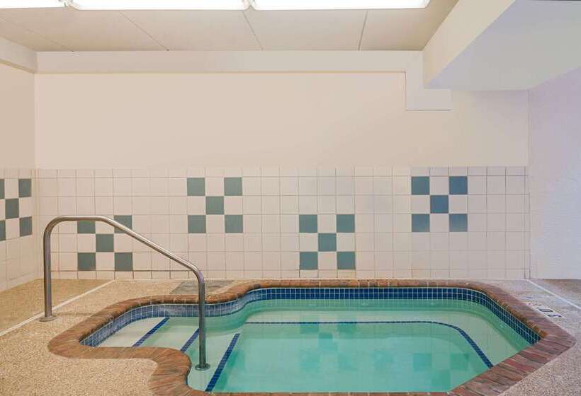 Ramada By Wyndham Plymouth Hotel & Conference Center