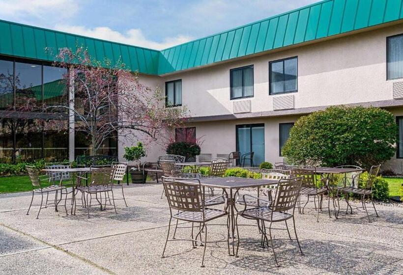 Ramada By Wyndham Plymouth Hotel & Conference Center