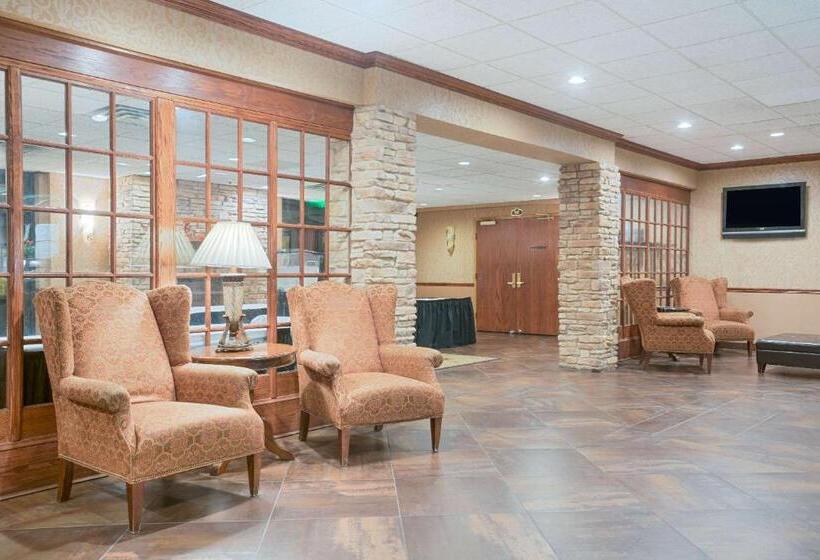 Ramada By Wyndham Plymouth Hotel & Conference Center