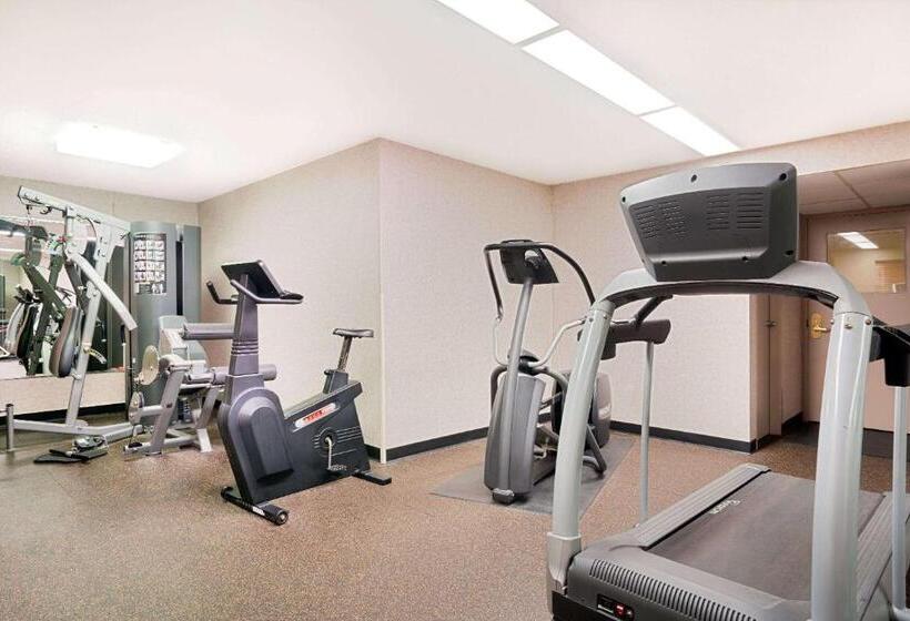 Ramada By Wyndham Plymouth Hotel & Conference Center