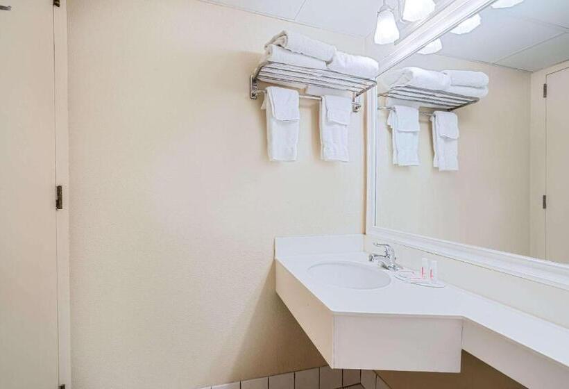 Ramada By Wyndham Plymouth Hotel & Conference Center