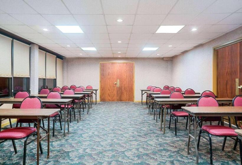 Ramada By Wyndham Plymouth Hotel & Conference Center