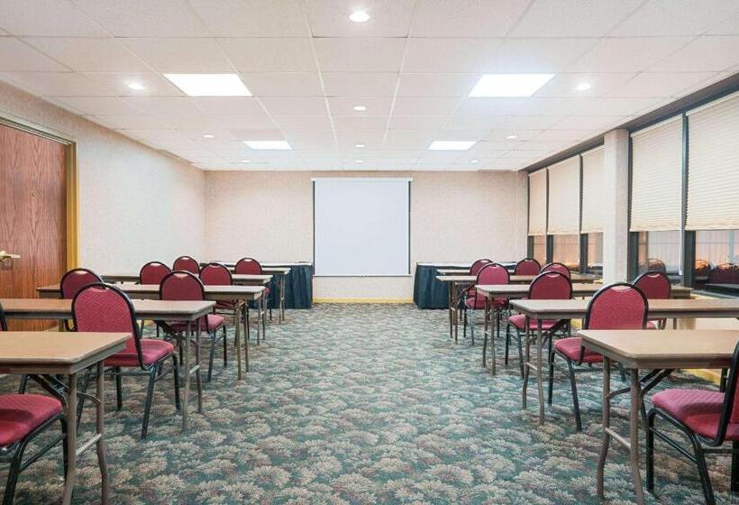 Ramada By Wyndham Plymouth Hotel & Conference Center