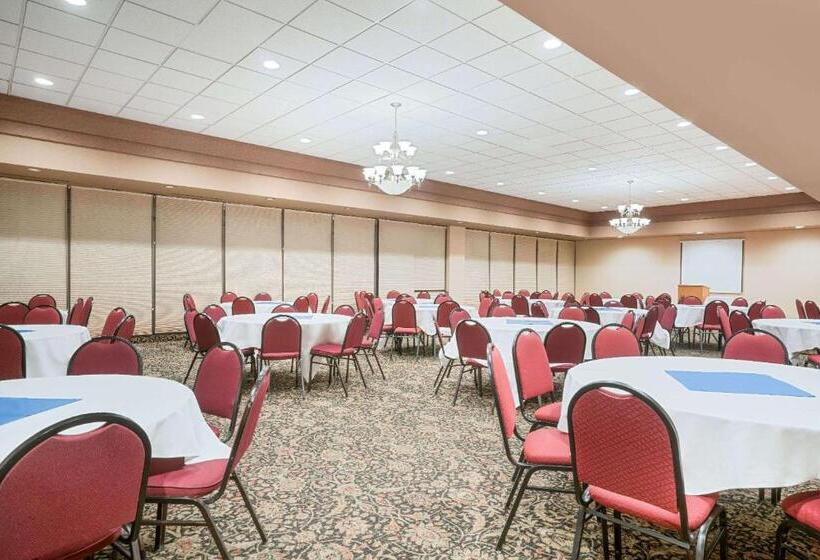 Ramada By Wyndham Plymouth Hotel & Conference Center