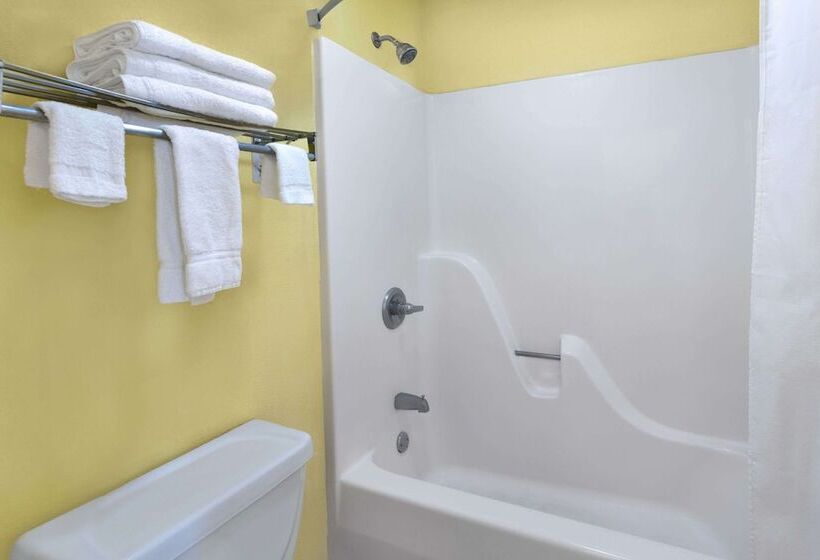 فندق Super 8 By Wyndham Breaux Bridge