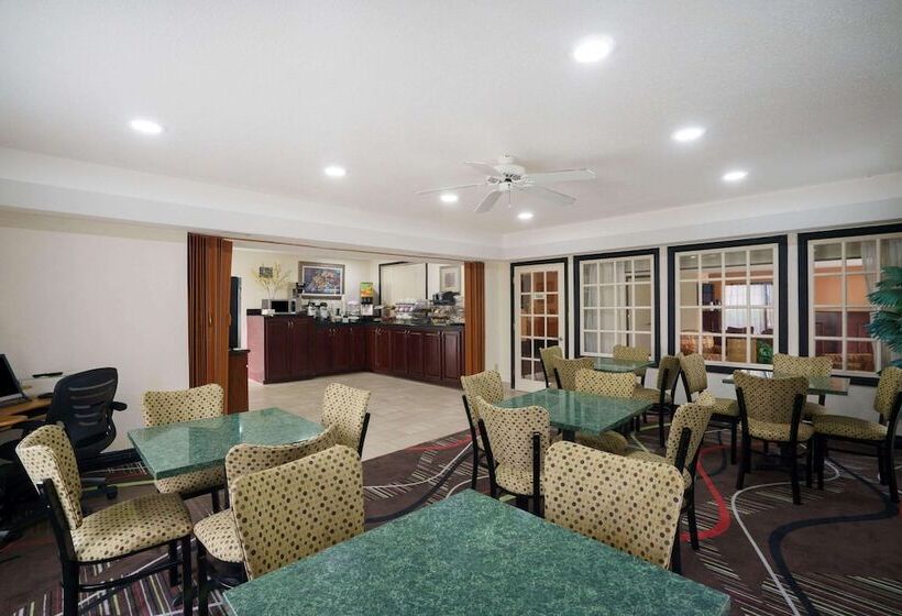 هتل Travelodge By Wyndham Montgomery East