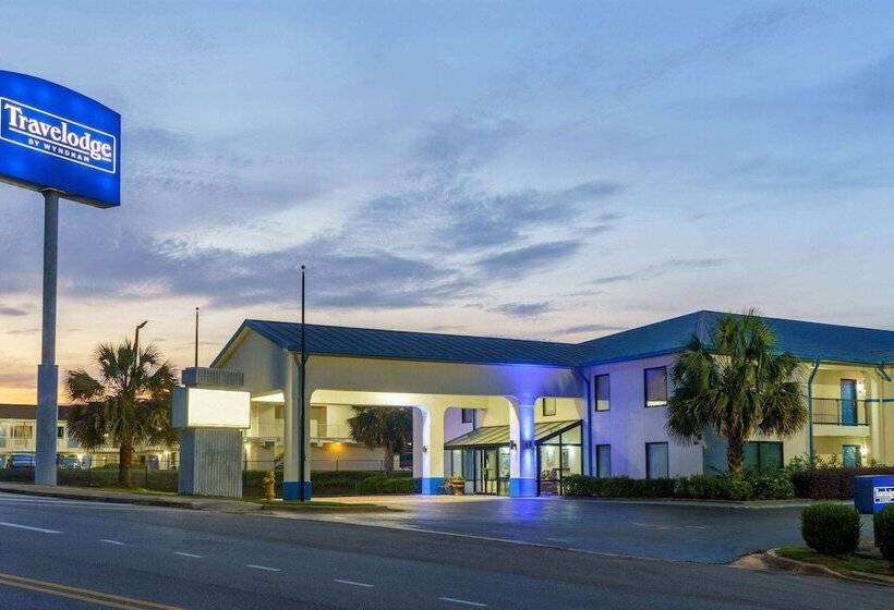 هتل Travelodge By Wyndham Montgomery East