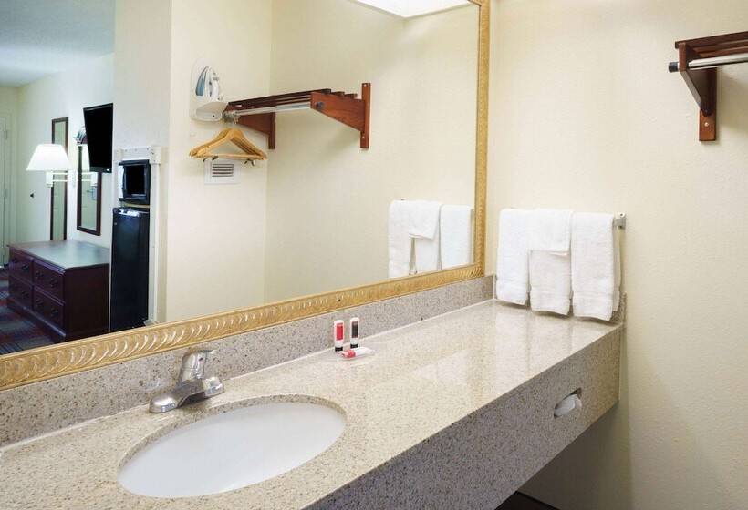 هتل Travelodge By Wyndham Montgomery East