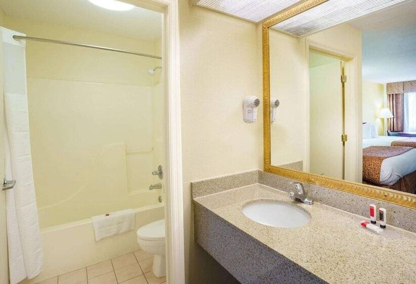 فندق Travelodge By Wyndham Montgomery East