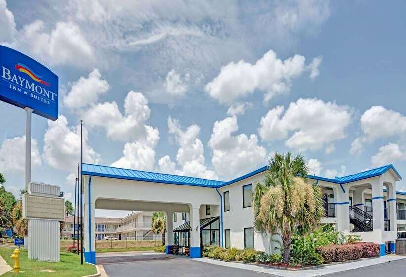 هتل Travelodge By Wyndham Montgomery East