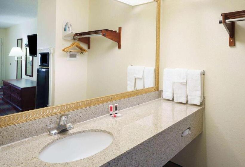 فندق Travelodge By Wyndham Montgomery East