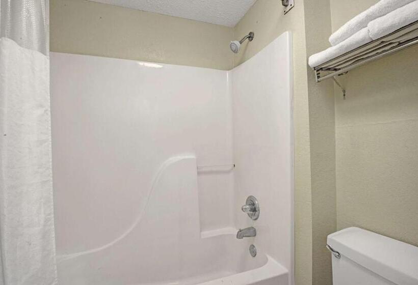 هتل Travelodge By Wyndham Montgomery East