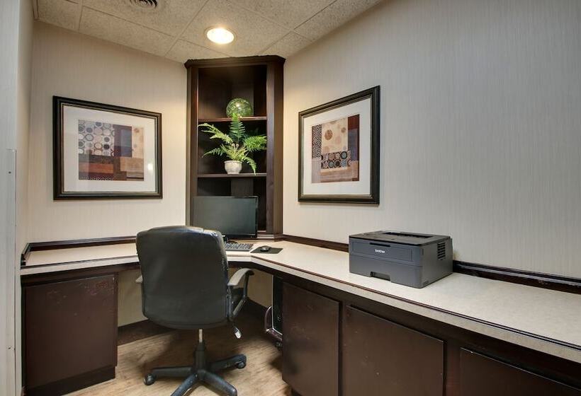 هتل Wingfield Inn & Suites