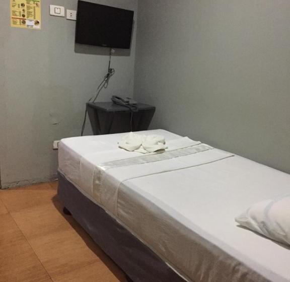 בית מלון כפרי 67th Boulevard Pension House