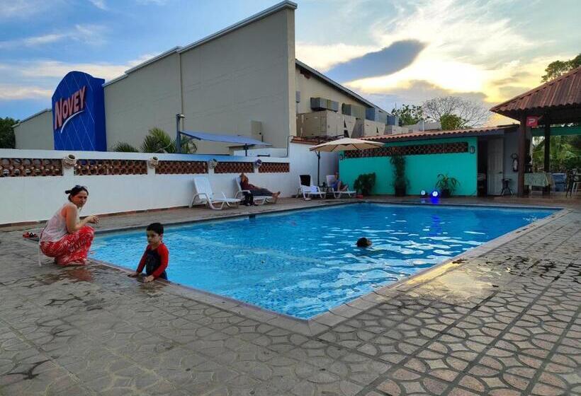 ホテル Coronado Inn