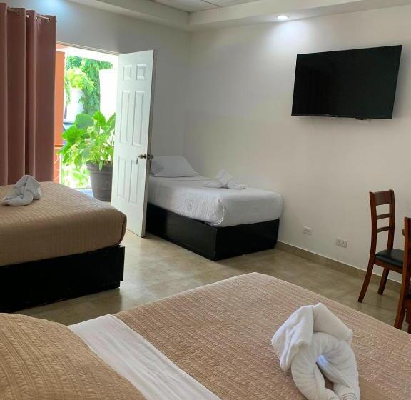 ホテル Coronado Inn