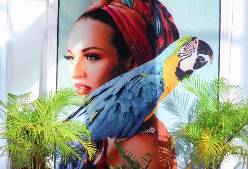 ホテル Coronado Inn